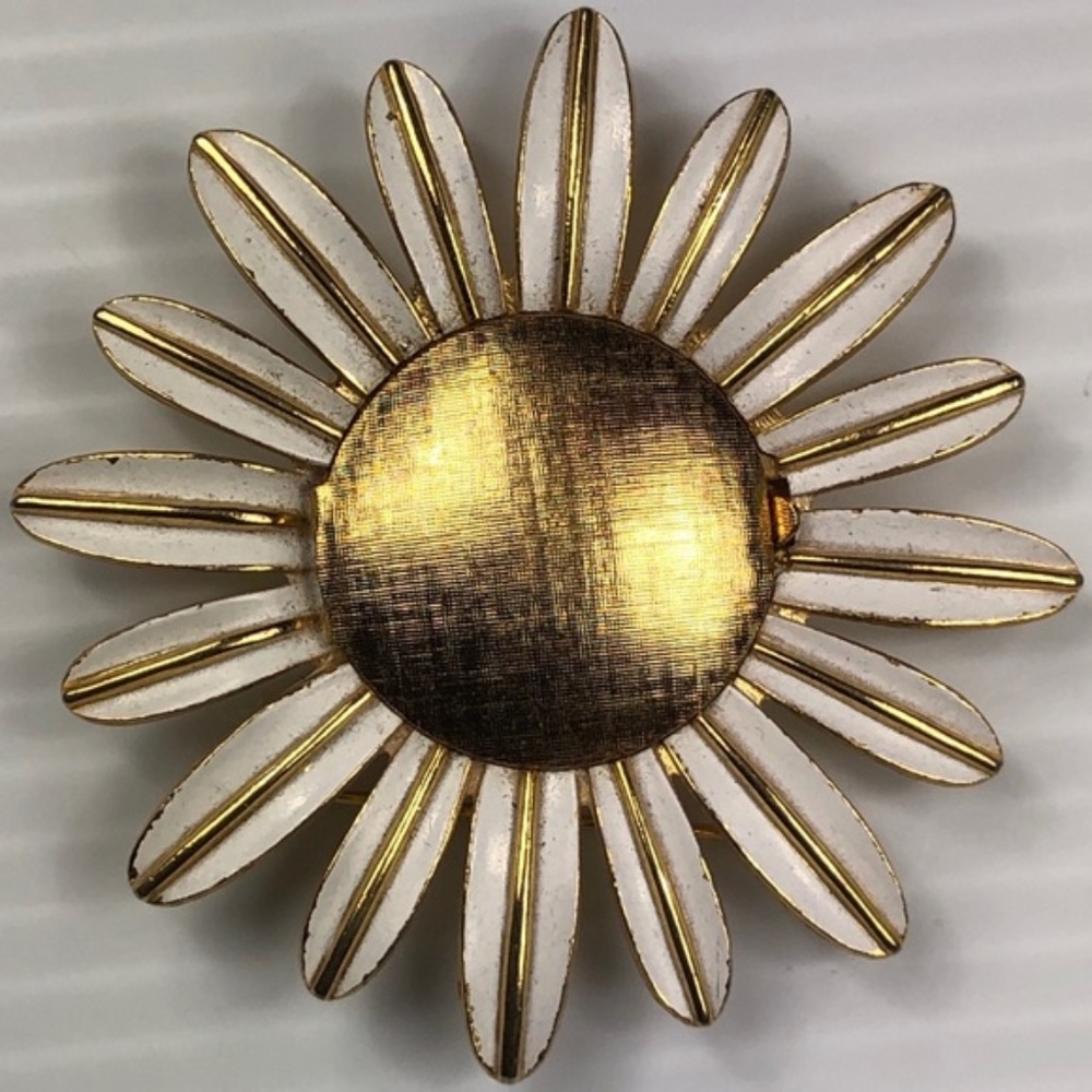 VINTAGE FLOWER PIN/LOCKET